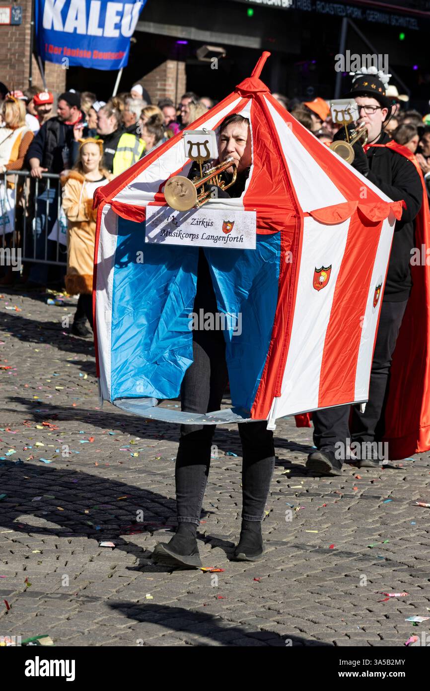 Karnevalsparade am Rosenmontag in Düsseldorf, Deutschland, Europa Stockfoto