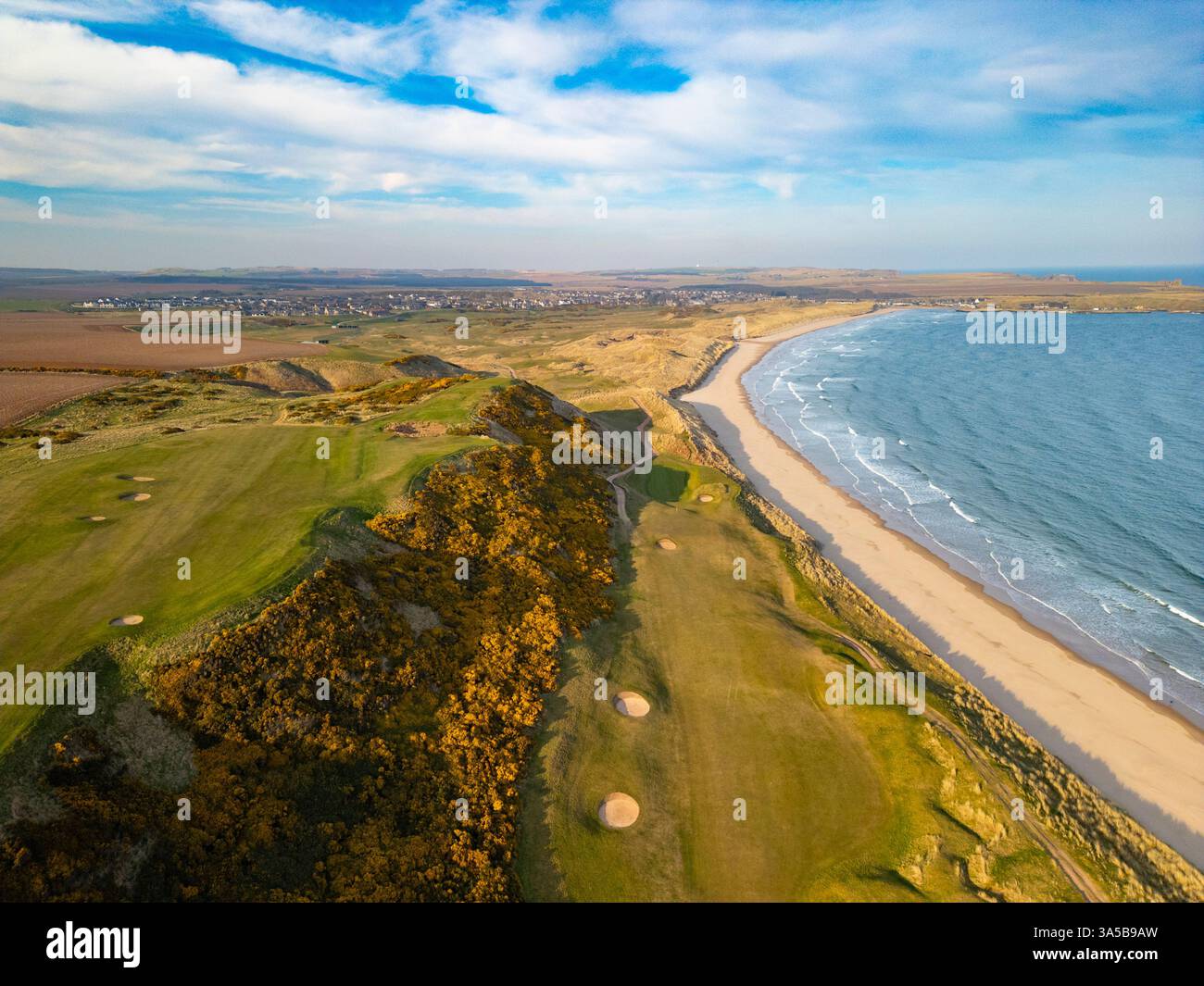 Aus der Vogelperspektive von der Drohne auf den Strand und den Golfplatz in Cruden Bay, Aberdeenshire, Schottland, Großbritannien Stockfoto