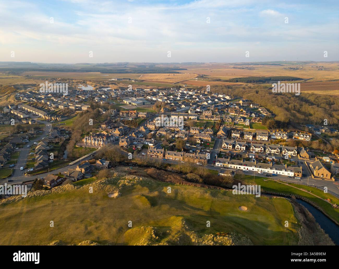 Luftaufnahme von der Drohne auf Cruden Bay Stadt und Golfplatz, Aberdeenshire, Schottland, Großbritannien Stockfoto