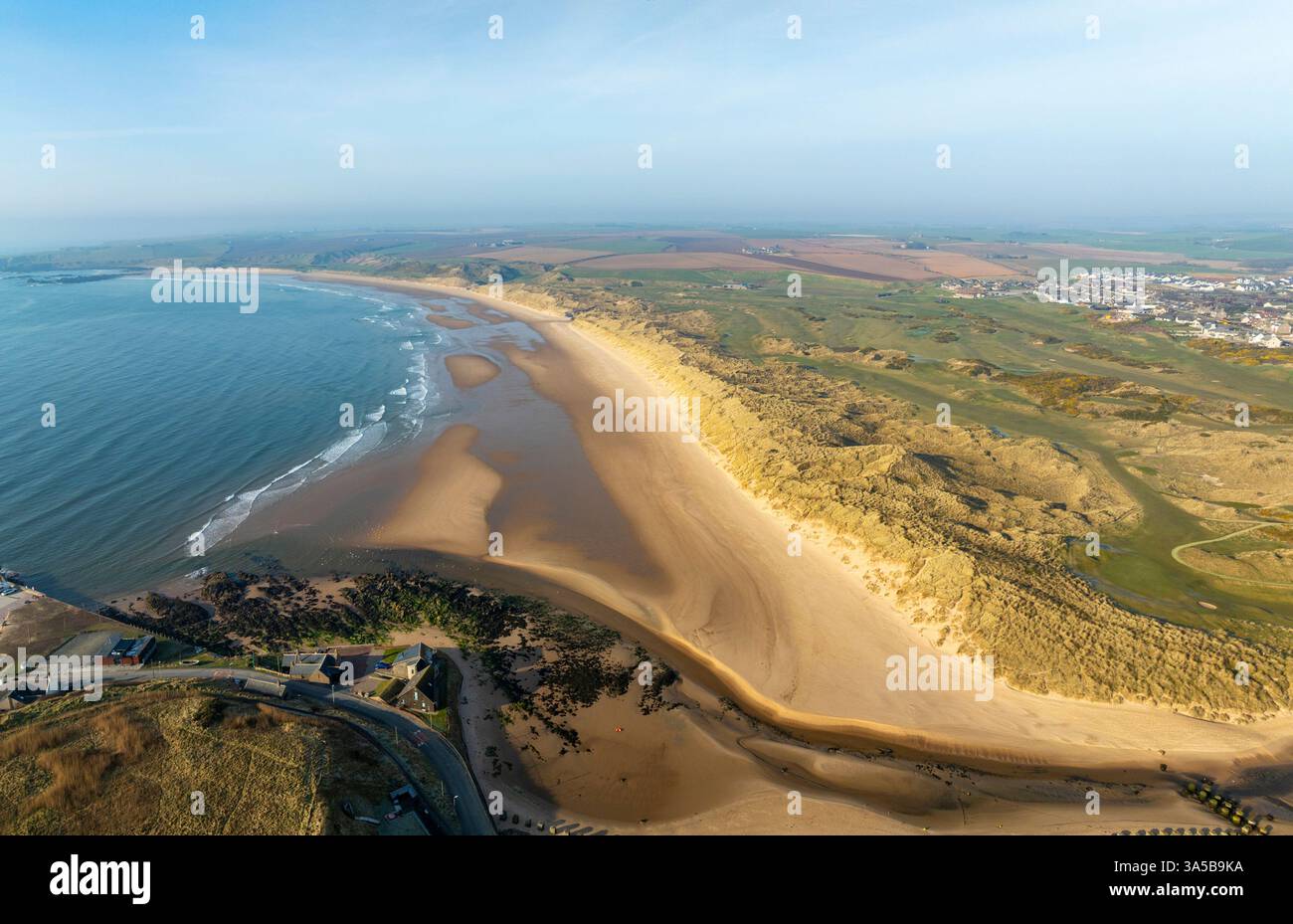 Aus der Vogelperspektive von der Drohne auf den Strand und den Golfplatz in Cruden Bay, Aberdeenshire, Schottland, Großbritannien Stockfoto