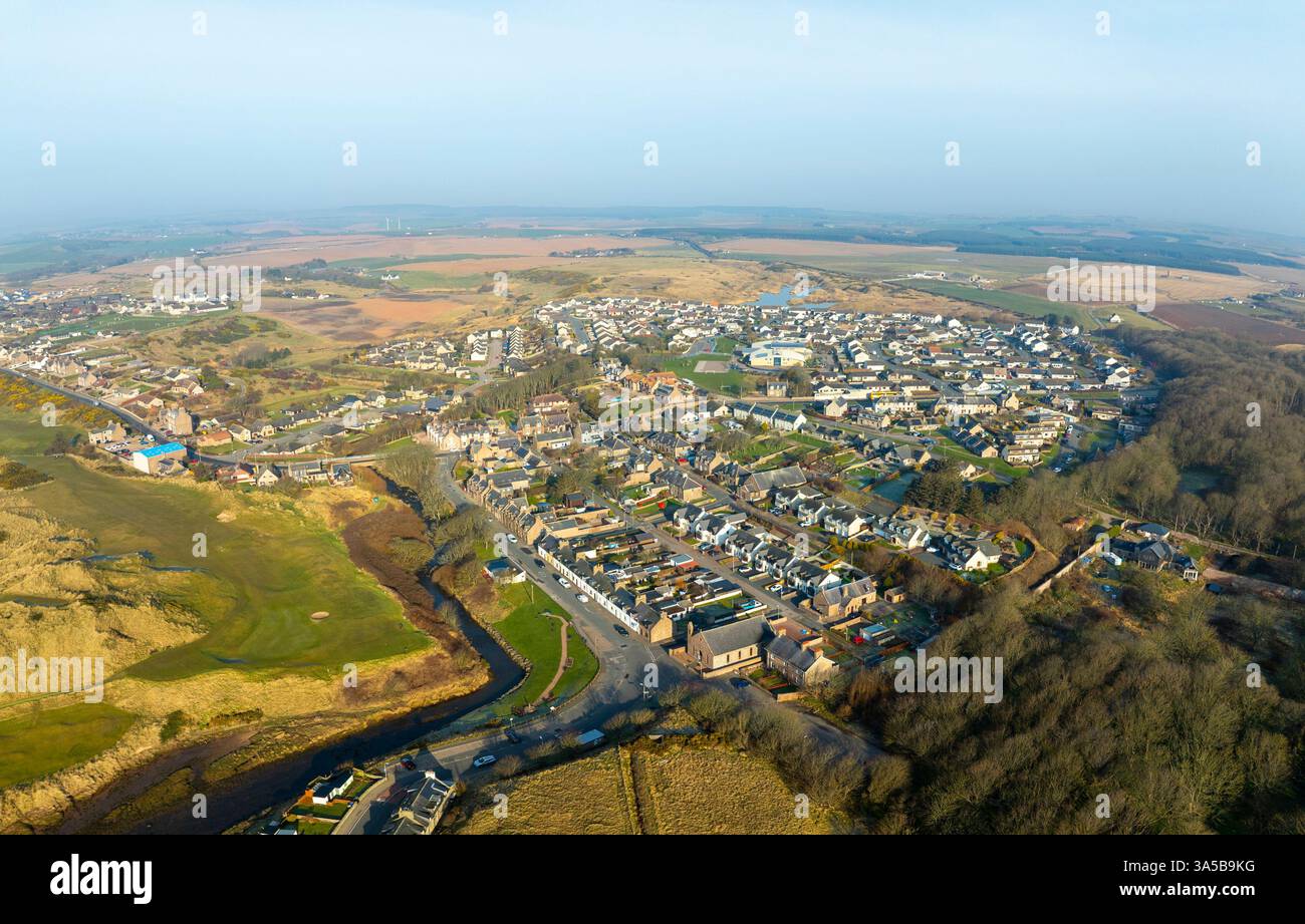 Luftaufnahme von der Drohne auf Cruden Bay Town, Aberdeenshire, Schottland, Großbritannien Stockfoto