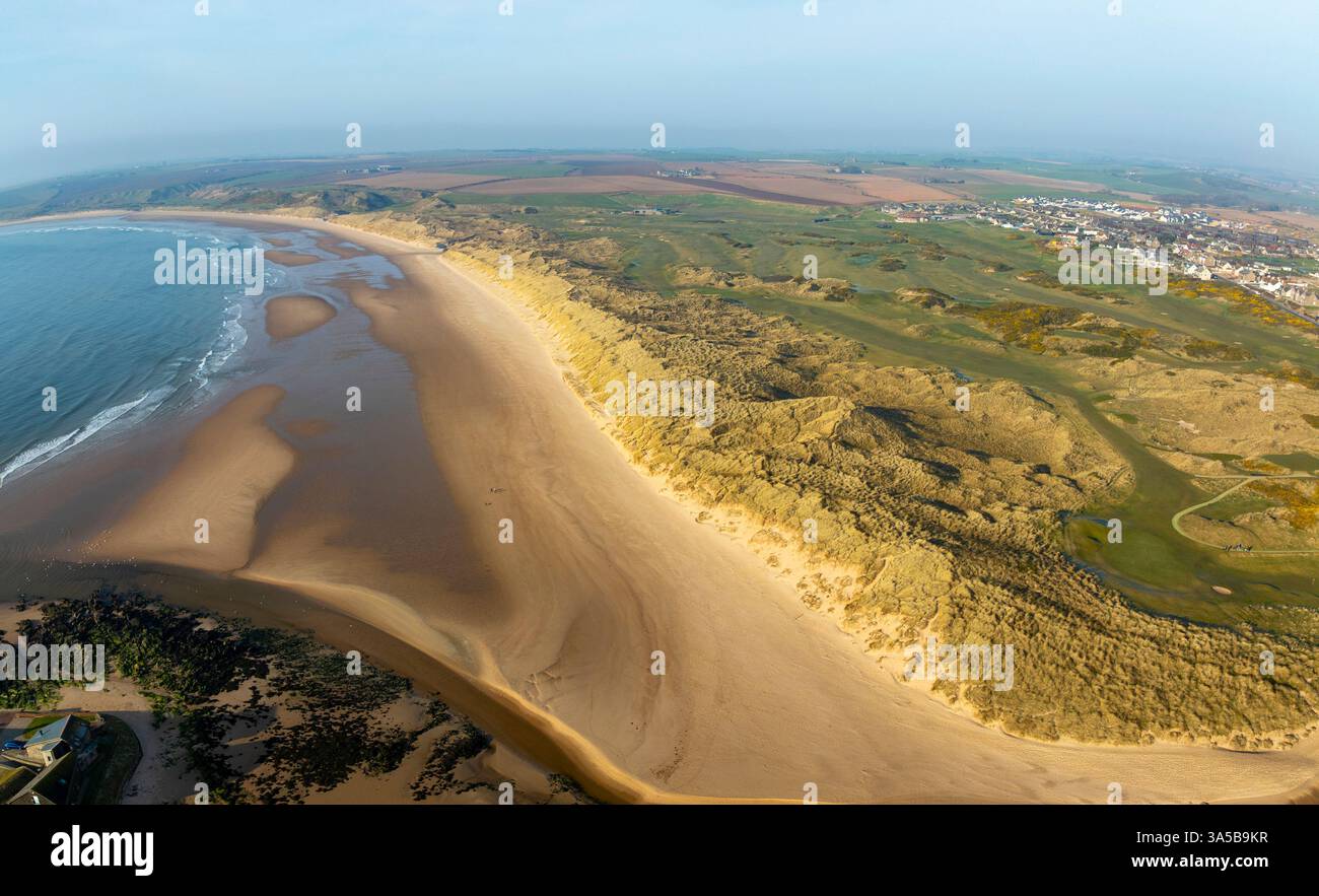 Aus der Vogelperspektive von der Drohne auf den Strand und den Golfplatz in Cruden Bay, Aberdeenshire, Schottland, Großbritannien Stockfoto