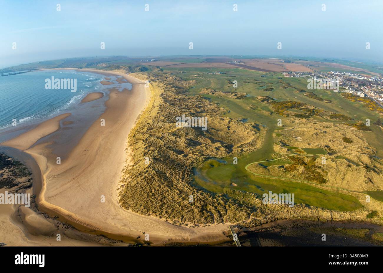 Aus der Vogelperspektive von der Drohne auf den Strand und den Golfplatz in Cruden Bay, Aberdeenshire, Schottland, Großbritannien Stockfoto