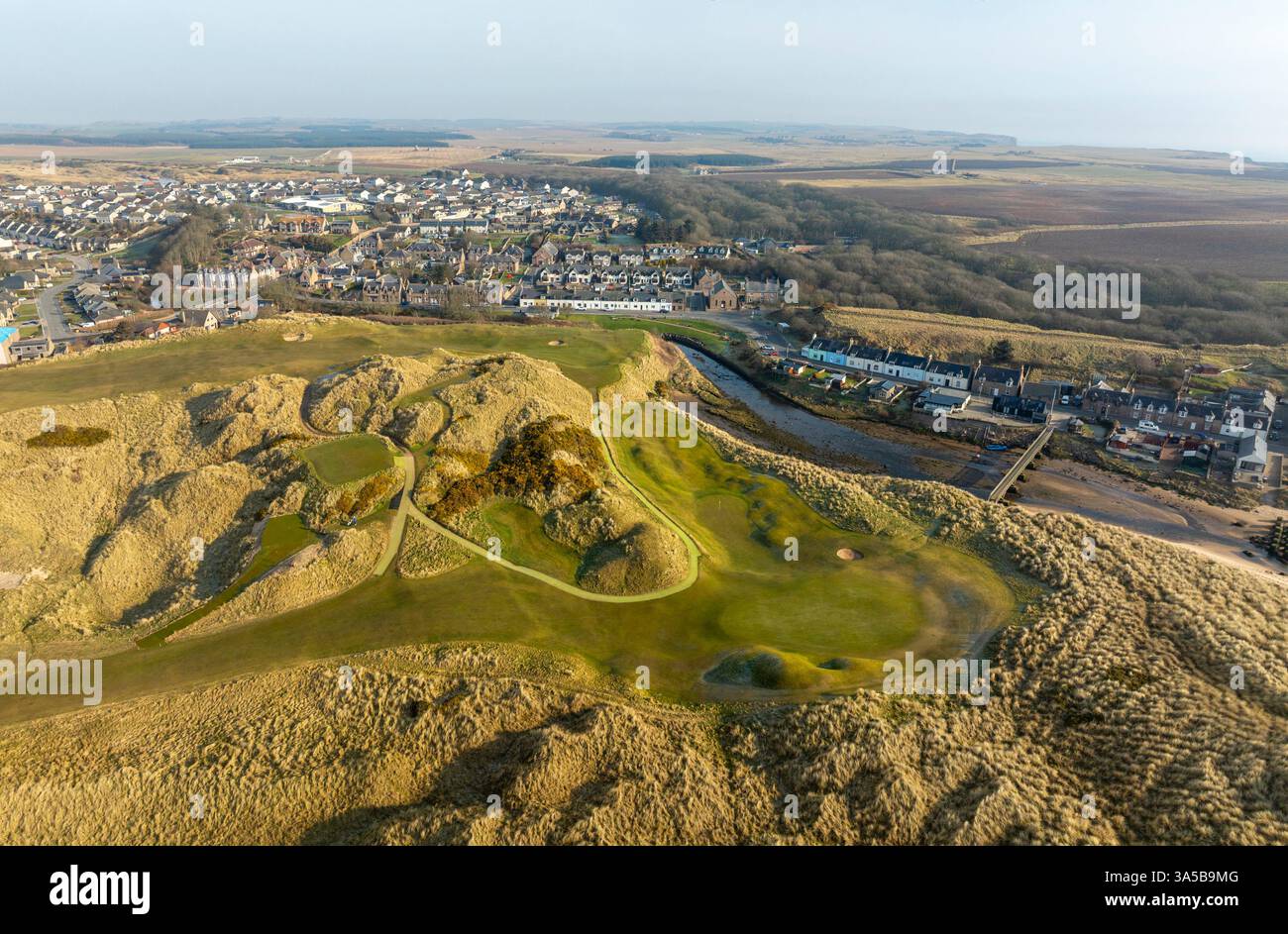 Luftaufnahme von der Drohne des Golfplatzes in Cruden Bay, Cruden Bay Town und Port Errol, Aberdeenshire, Schottland, Großbritannien Stockfoto