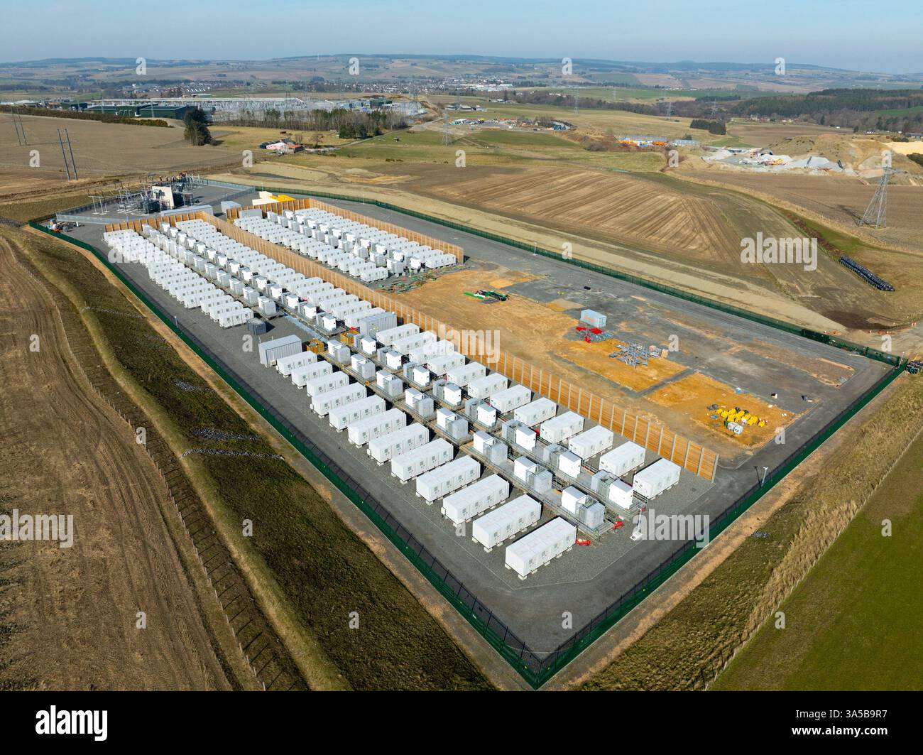 Luftaufnahme von Europas größtem Batteriespeicherprojekt von Zenobe in Blackhillock, Keith, Moray, Schottland. Stockfoto