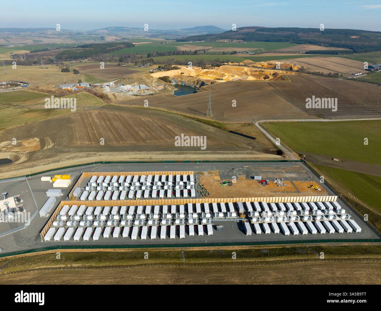 Luftaufnahme von Europas größtem Batteriespeicherprojekt von Zenobe in Blackhillock, Keith, Moray, Schottland. Stockfoto