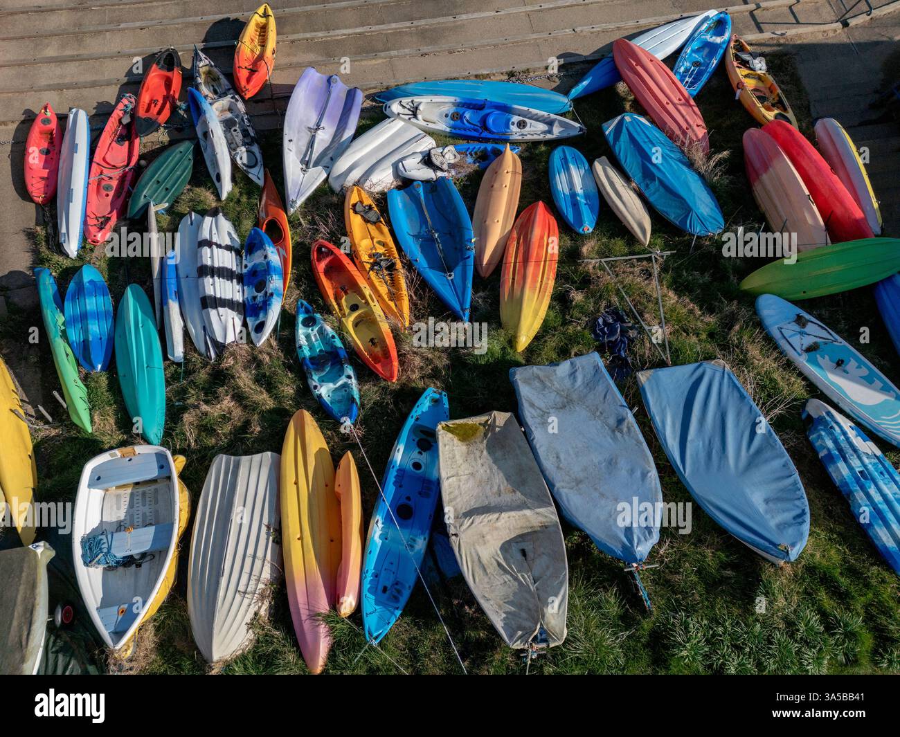 Luftaufnahme von Sportbooten in Runswick Bay an der North Yorkshire Küste im Nordosten Englands. Stockfoto Luftaufnahme von Sportbooten in Runswick Bay an der North Yorkshire Küste im Nordosten Englands. Stockfoto