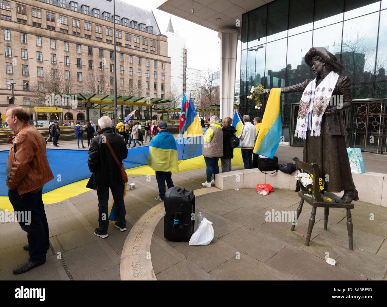 Eine Menschenmenge versammelte sich auf dem Petersplatz in Manchester mit aserbaidschanischer Flagge und ukrainischen Fahnen, um Unterstützung für die Ukraine im Krieg gegen Russland zu zeigen. Eine große Fahne wurde gehalten und kleinere Fahnen wurden über den Arm des Emmeline Pankhurst Statuts gelegt. Manchester City Centre.UK. Bild: Garyroberts/worldwidefeatures.com Stockfoto