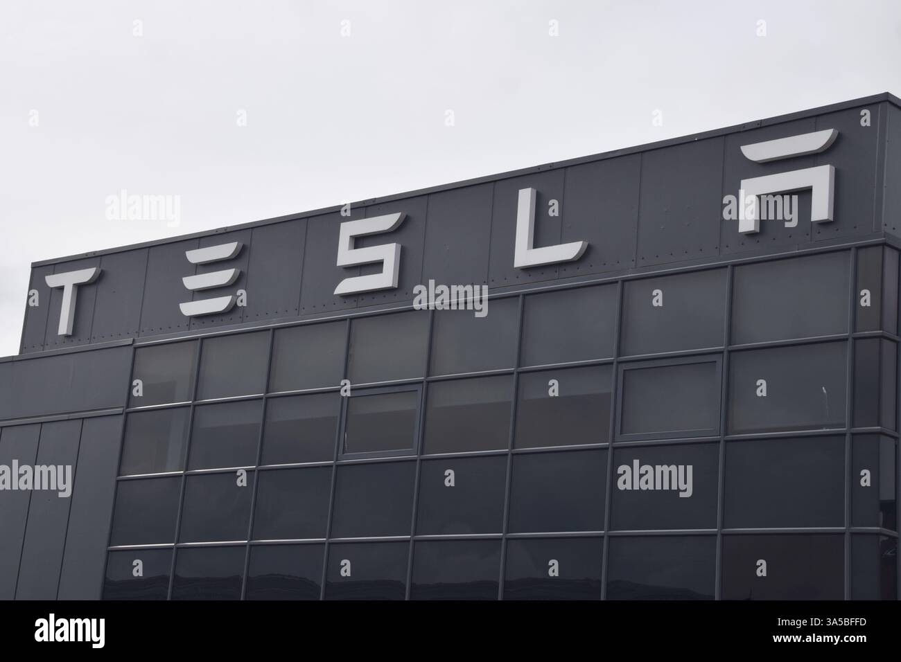 London, Großbritannien. März 2025. Allgemeine Ansicht des Tesla Centre im Park Royal. Quelle: Vuk Valcic/Alamy Live News Stockfoto
