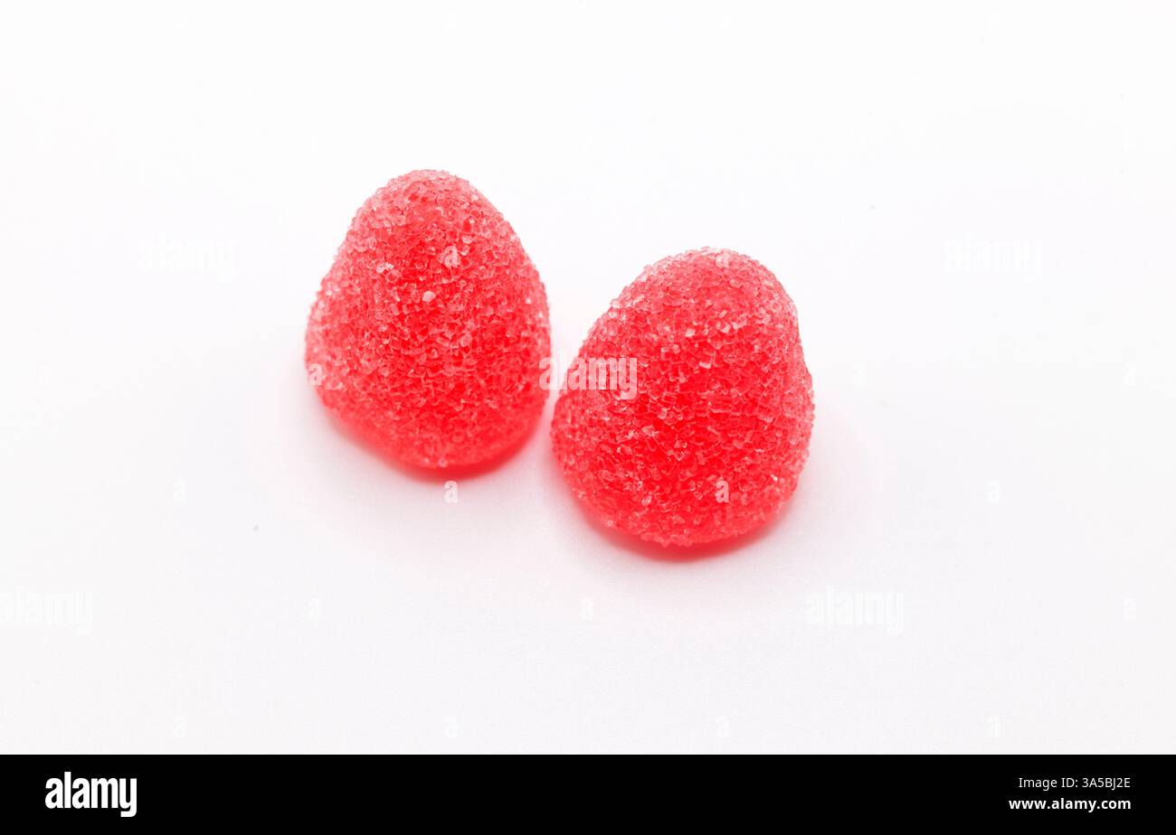 Zwei Bonbons mit rotem Himbeergummi oder Gelee mit glänzendem Finish. Stockfoto