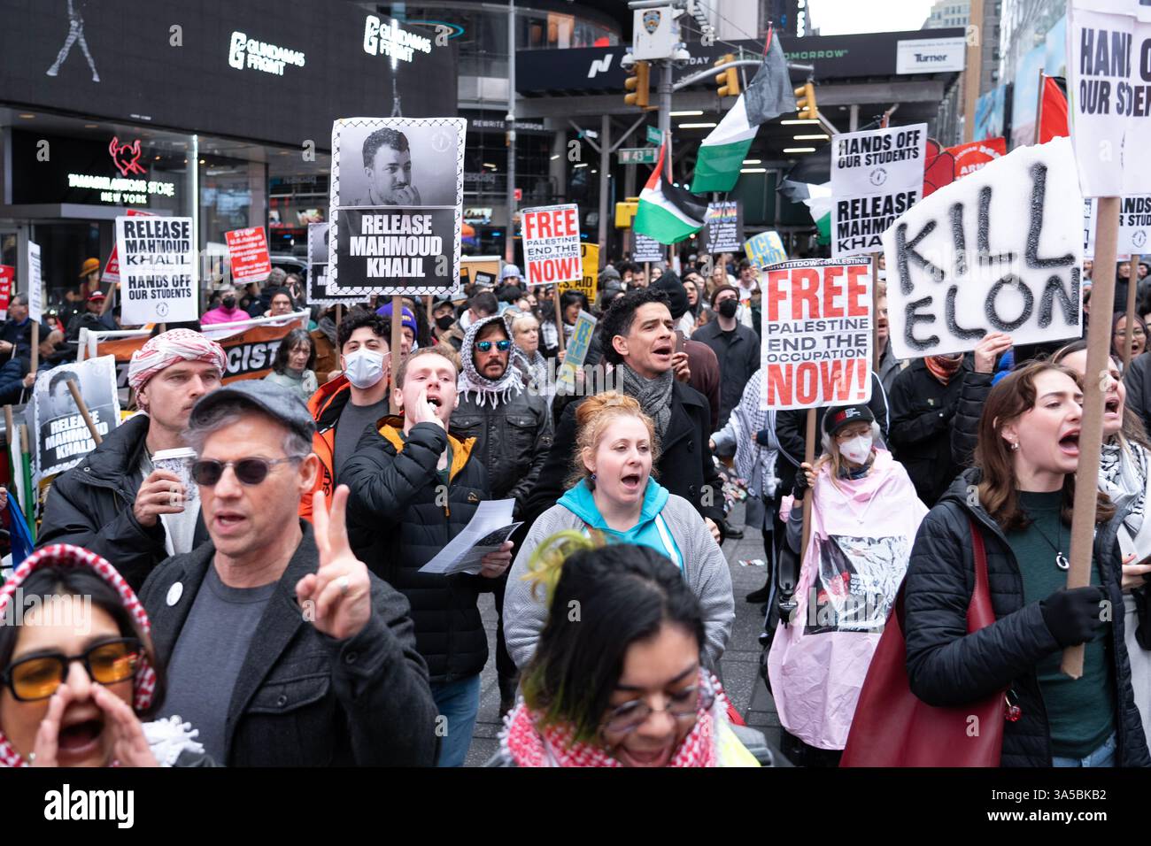 Hunderte von Menschen marschierten am Samstag, den 15. März, vom Times Square zum Columbus Circle und forderten die Freilassung des palästinensischen Aktivisten Mahmoud Khalil, eines Absolventen der Columbia University und Grünkarteninhabers, der von ICE auf dem Campus der Columbia University verhaftet wurde. März 2025 Stockfoto