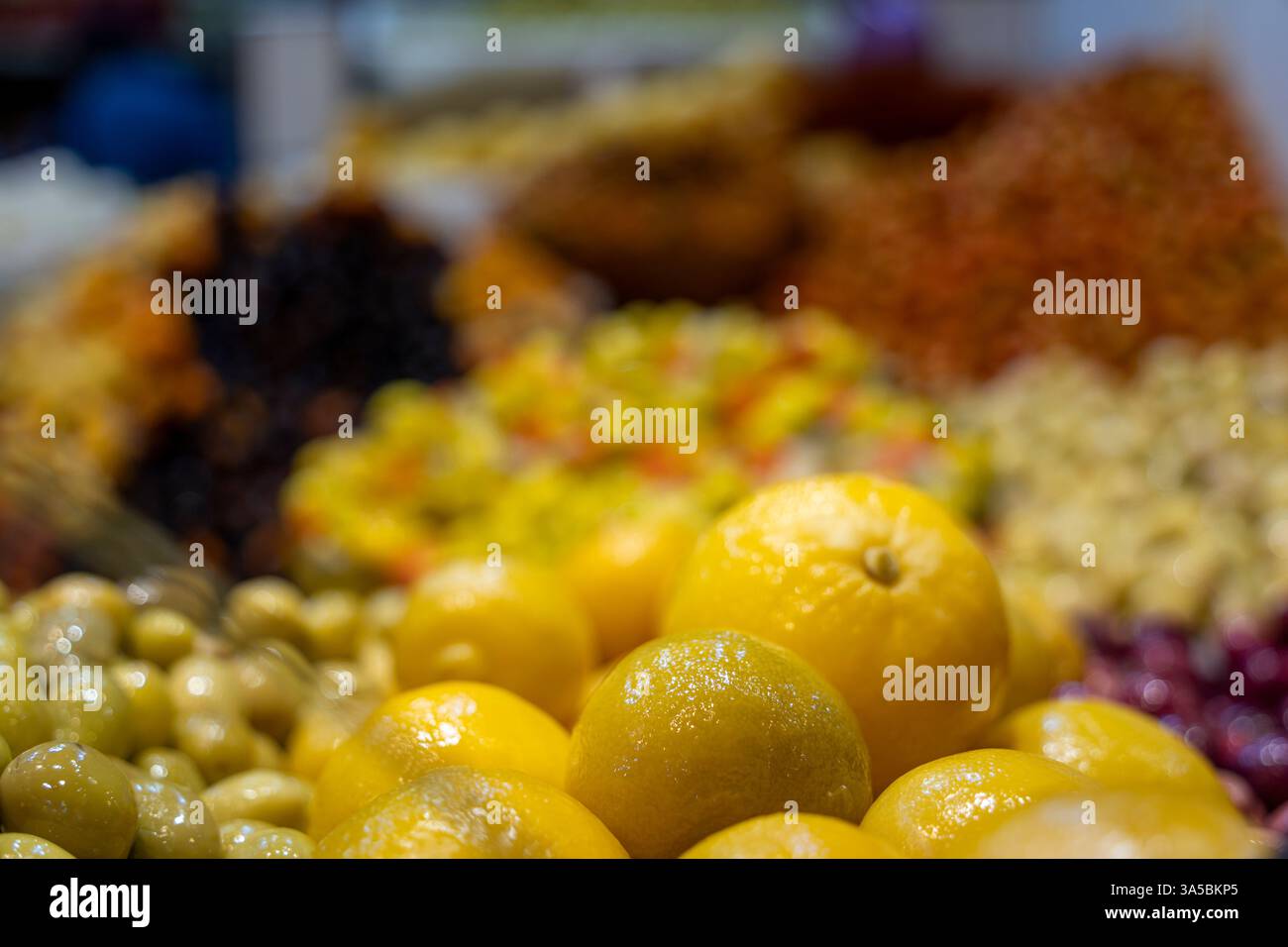 Kandierte Zitronen und Oliven, Souk Markt, Tanger, Marokko, Nordafrika. Stockfoto