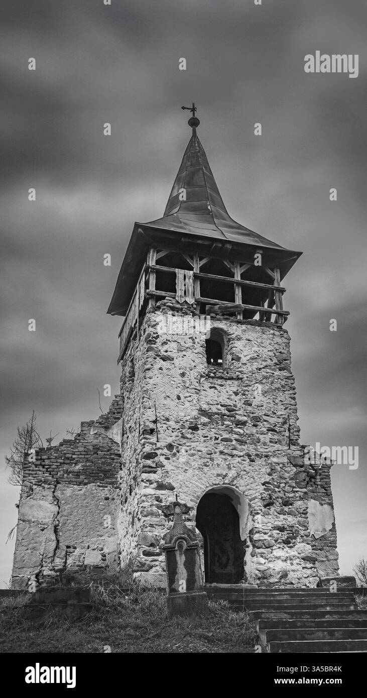 9x16 schwarz-weiß verlassene Kirche Stein und Backstein dramatische Atmosphäre Stockfoto
