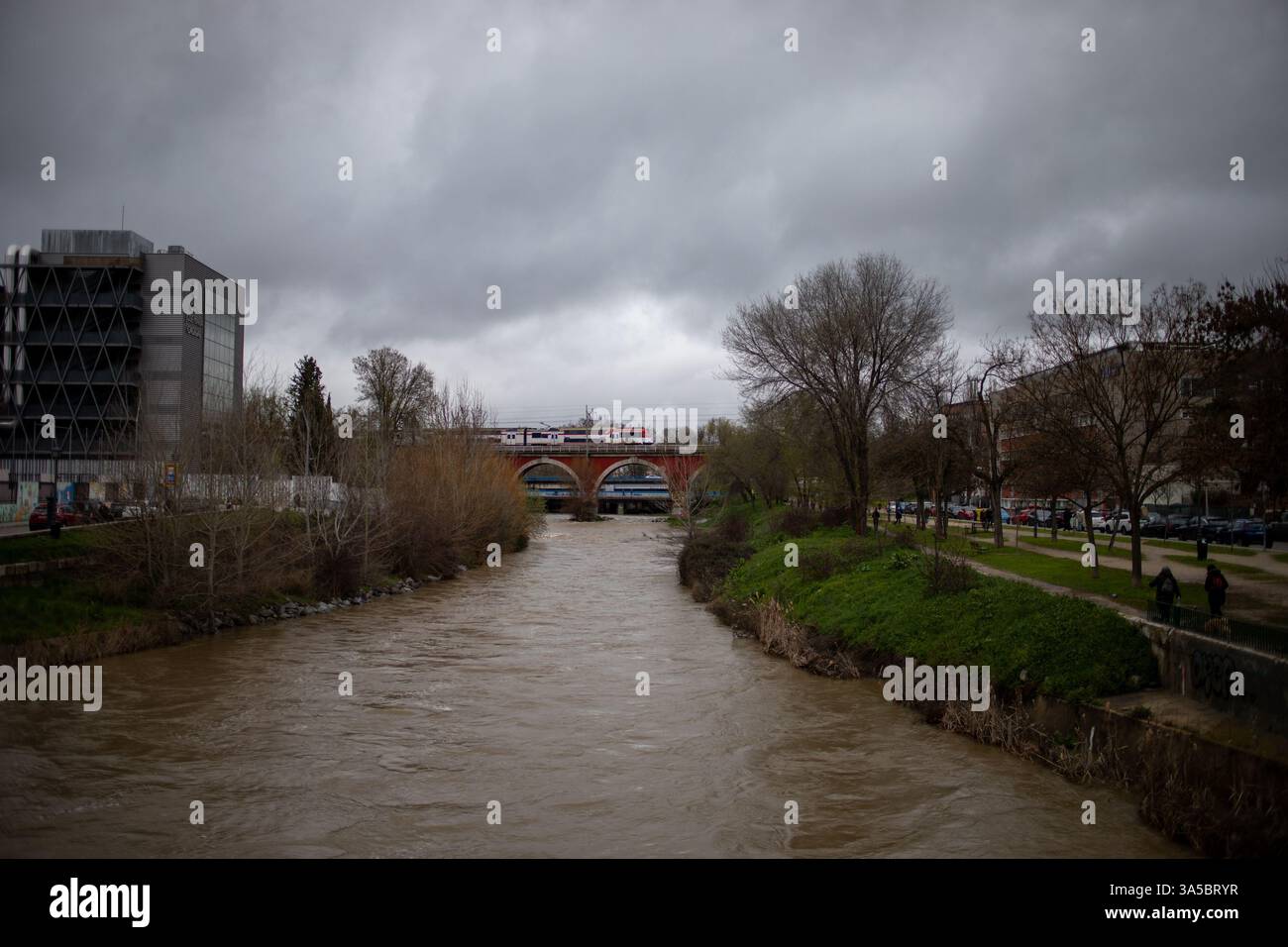 Madrid, Spanien. März 2025. Panoramablick auf den Fluss Manzanares in Madrid. Nach der Durchquerung des Sturms Martinho durch Spanien brach der Fluss Manzanares Rekorde und erhöhte seine Flussrate um das 15-fache. Das spanische Meteorologische Institut prognostiziert Windgeschwindigkeiten von bis zu 140 km/h, was in einigen Städten entlang des Madrider Ufers eine vorbeugende Evakuierung erforderlich macht. Quelle: D. Canales Carvajal/Alamy Live News Stockfoto