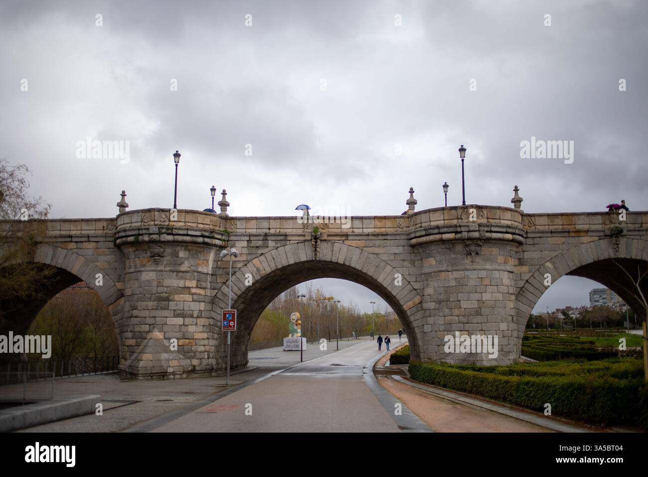 Madrid, Spanien. März 2025. Panoramablick auf die Toledo-Brücke in der Nähe des Manzanares in Madrid. Nach der Durchquerung des Sturms Martinho durch Spanien brach der Fluss Manzanares Rekorde und erhöhte seine Flussrate um das 15-fache. Das spanische Meteorologische Institut prognostiziert Windgeschwindigkeiten von bis zu 140 km/h, was in einigen Städten entlang des Madrider Ufers eine vorbeugende Evakuierung erforderlich macht. Quelle: D. Canales Carvajal/Alamy Live News Stockfoto
