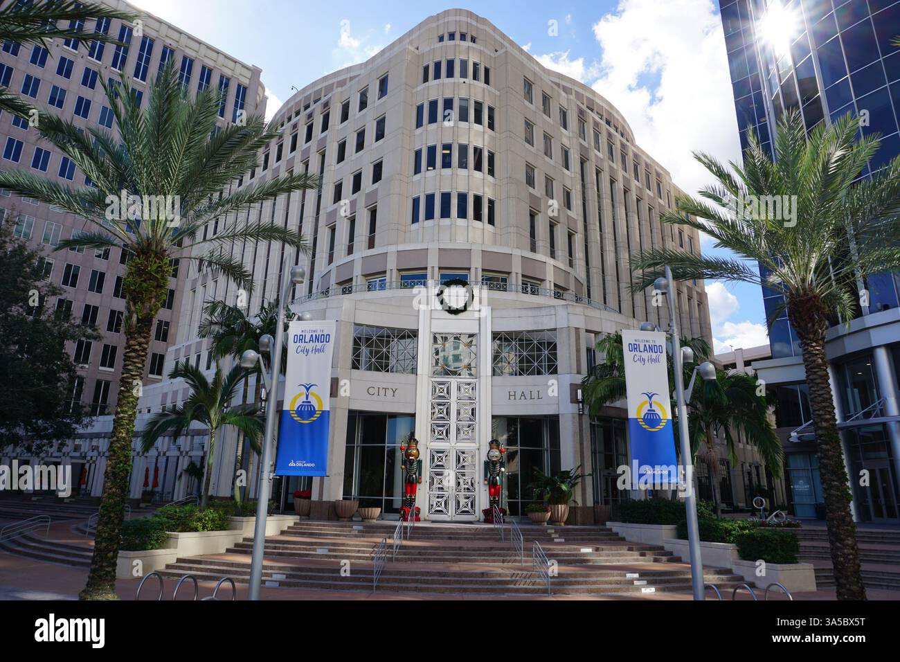 Vordereingang des Orlando City Hall, Hauptquartier der Stadtverwaltung im Stadtzentrum von Orlando, Florida, USA Stockfoto