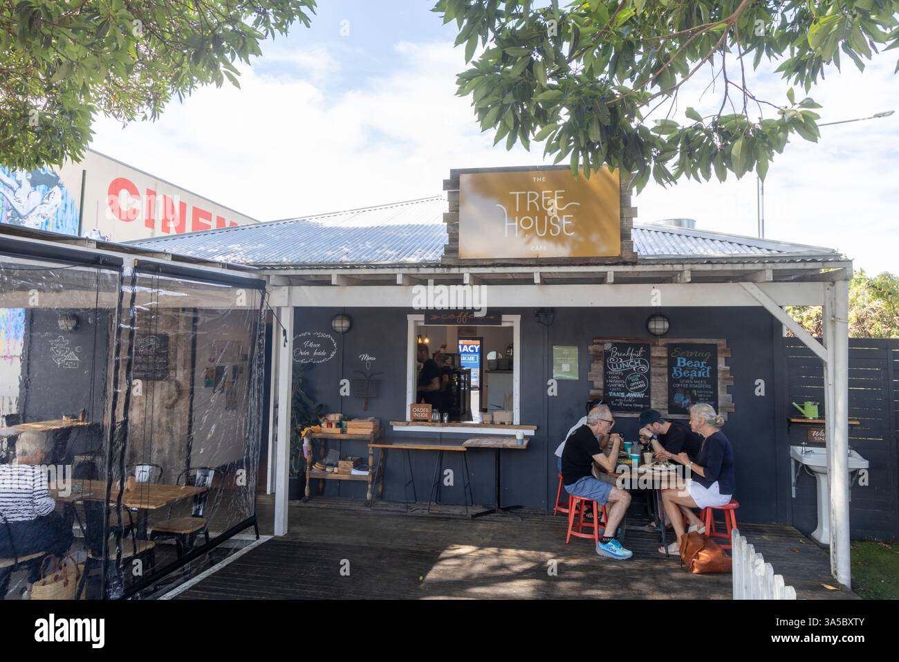 Treehouse Cafe Ulladulla, australisches Restaurant in Ulladulla, das glutenfreie und vegetarische Gerichte serviert Stockfoto