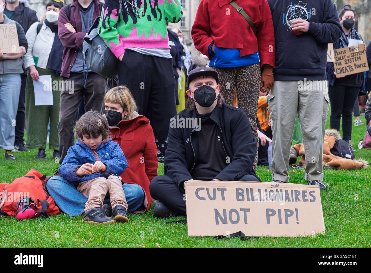 Bristol, Großbritannien. März 2025. Menschen, die gegen geplante staatliche Kürzungen der Leistungen für Behinderte protestieren, werden in College Green dargestellt, wenn sie Reden von behinderten Menschen hören, die von staatlichen Kürzungen direkt betroffen sind. Die Aktivistengruppe „Crips Against Cuts“ rief zu einem nationalen Aktionstag auf und zahlreiche Proteste fanden im ganzen Land statt. Quelle: Lynchpics/Alamy Live News Stockfoto