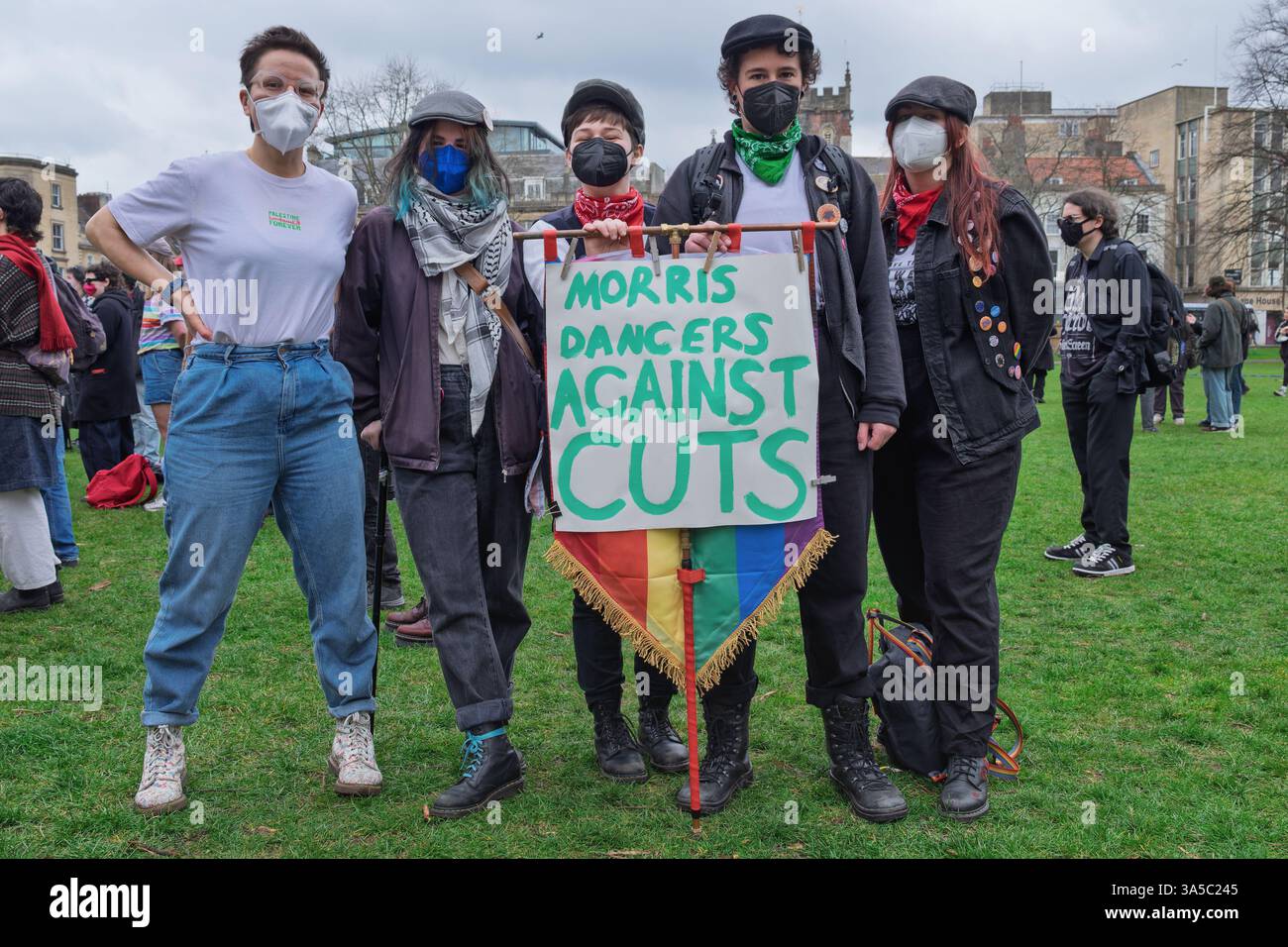 Bristol, Großbritannien. März 2025. Leute, die gegen geplante staatliche Kürzungen der Behindertenleistungen protestieren, posieren für ein Foto im College Green. Die Aktivistengruppe „Crips Against Cuts“ rief zu einem nationalen Aktionstag auf und zahlreiche Proteste fanden im ganzen Land statt. Quelle: Lynchpics/Alamy Live News Stockfoto