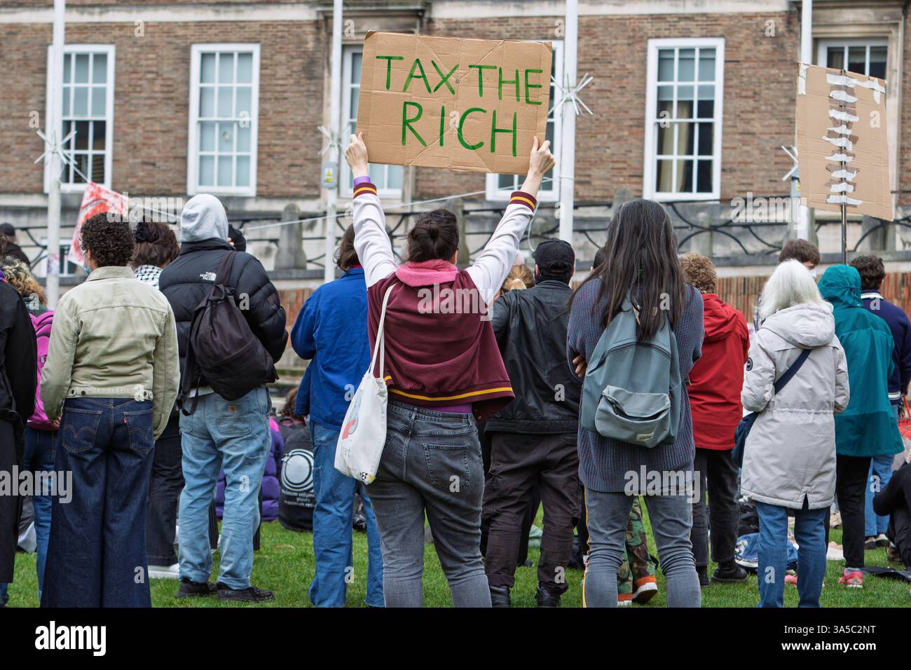 Bristol, Großbritannien. März 2025. Menschen, die gegen geplante staatliche Kürzungen der Leistungen für Behinderte protestieren, werden in College Green dargestellt, wenn sie Reden von behinderten Menschen hören, die von staatlichen Kürzungen direkt betroffen sind. Die Aktivistengruppe „Crips Against Cuts“ rief zu einem nationalen Aktionstag auf und zahlreiche Proteste fanden im ganzen Land statt. Quelle: Lynchpics/Alamy Live News Stockfoto