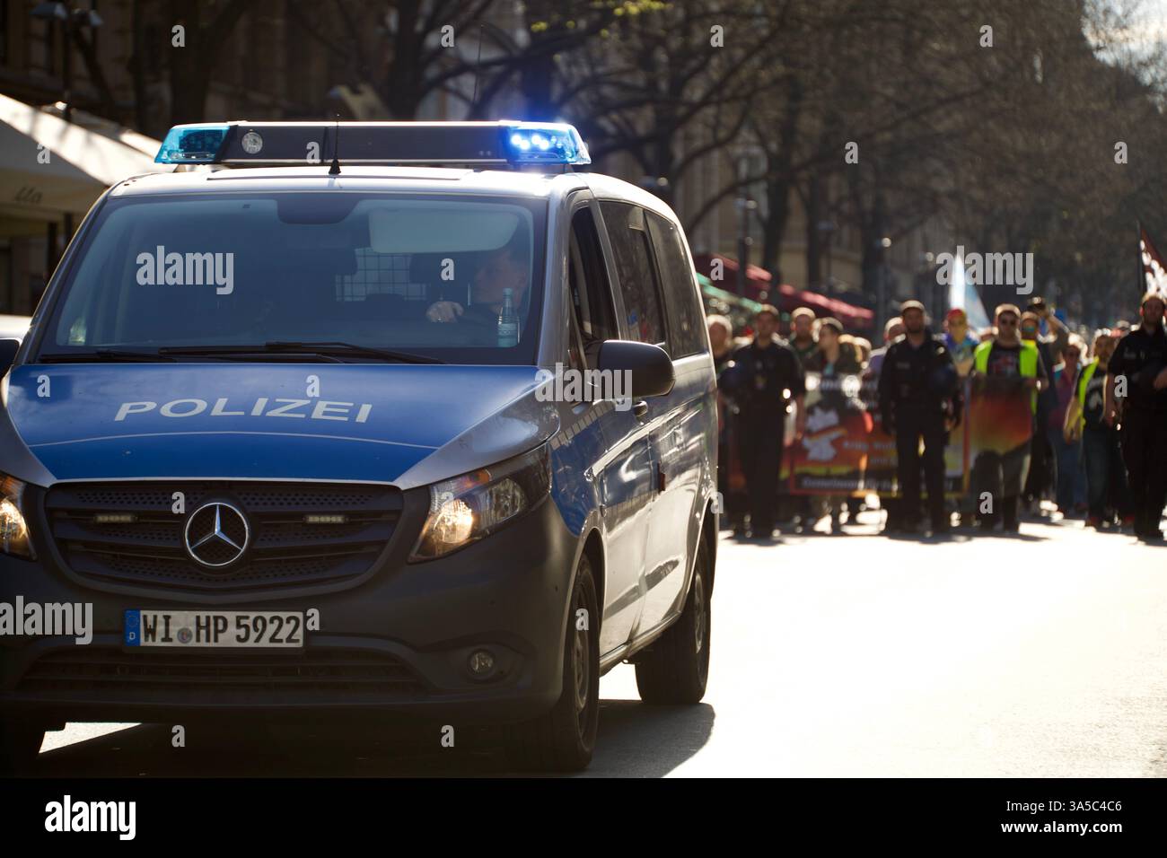 Frankfurt am Main, Deutschland. März 2025. Ein protestmarsch für die Wahrung der Meinungsfreiheit. Polizeiauto. Stockfoto