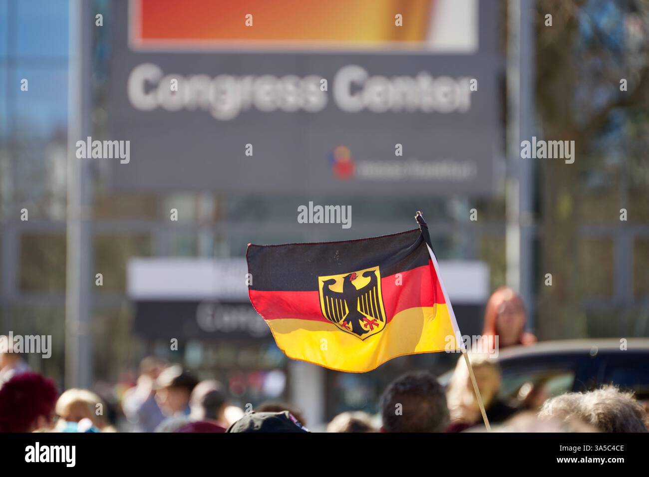 Frankfurt am Main, Deutschland. März 2025. Ein protestmarsch für die Wahrung der Meinungsfreiheit. Deutsche Flagge. Stockfoto