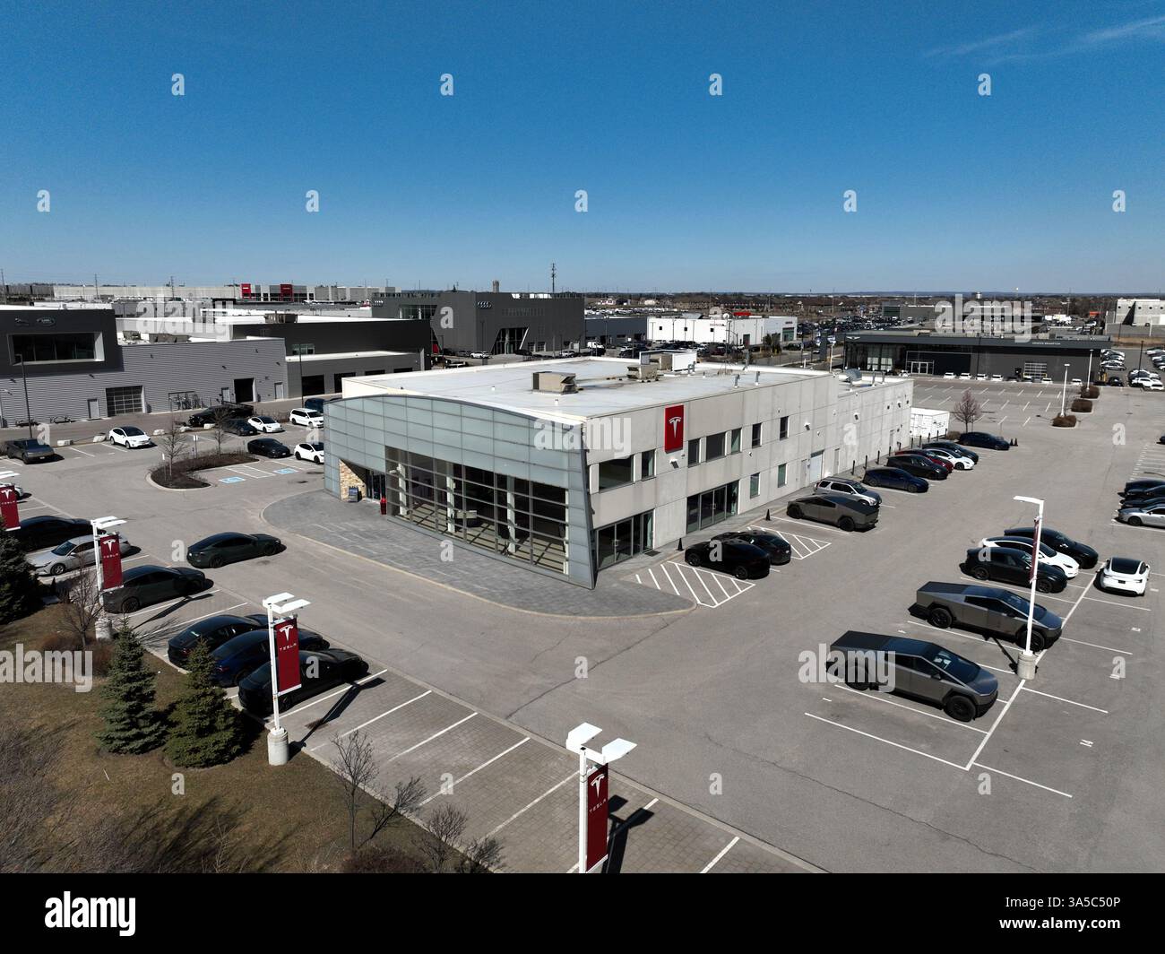 Tesla EV Händler und Service Center in Brampton Ontario Kanada während des Zollkrieges Stockfoto