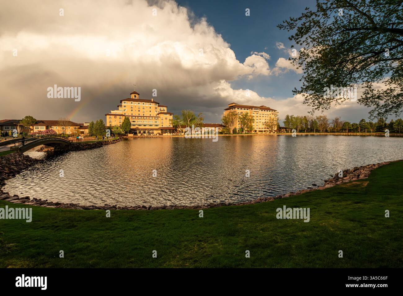 Broadmoor Hotel auf der anderen Seite des Sees Stockfoto
