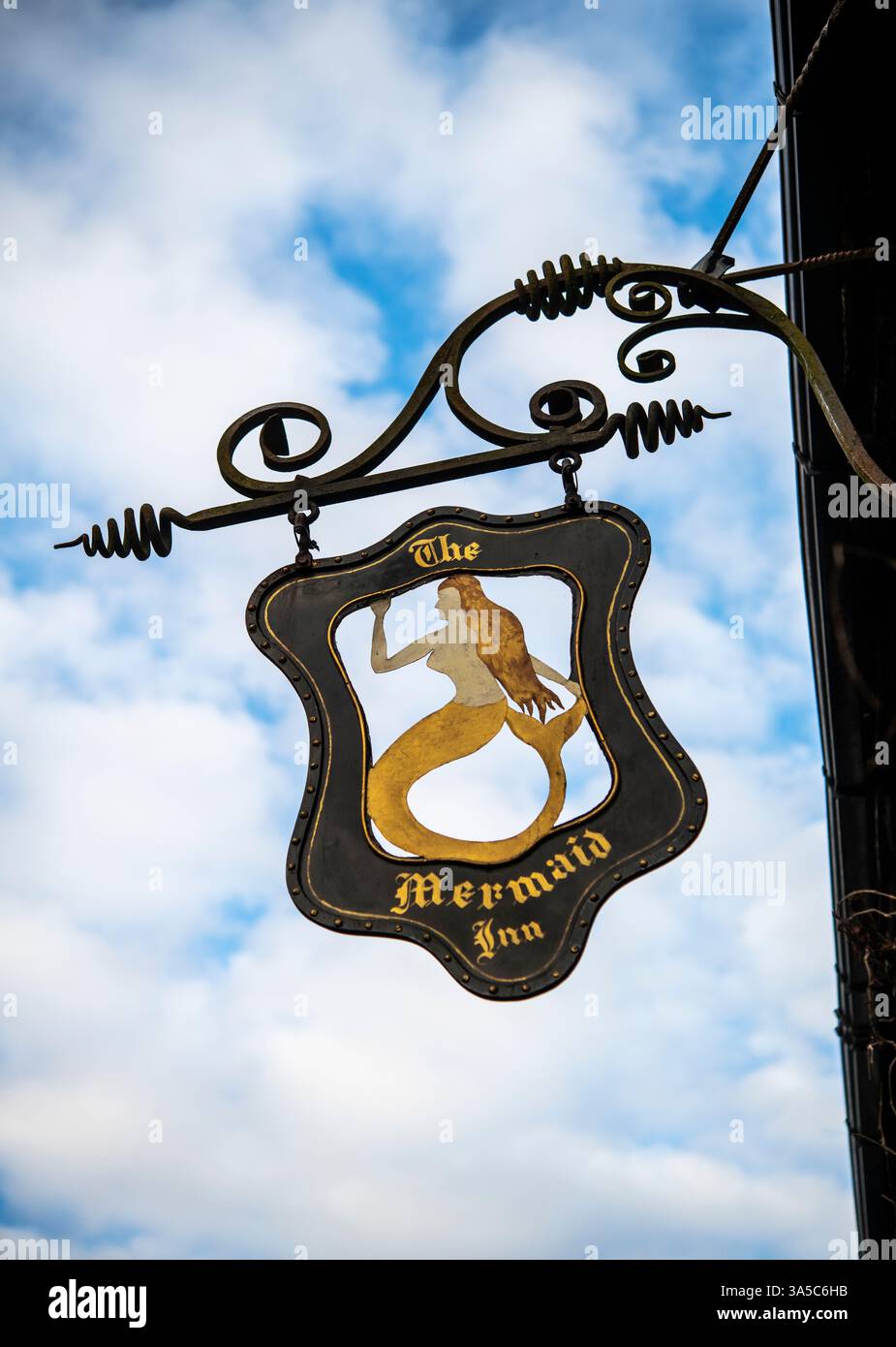 Pub-Schild vor dem Mermaid Inn aus dem 15. Jahrhundert an der Mermaid Street in Rye, East Sussex, England, Großbritannien Stockfoto