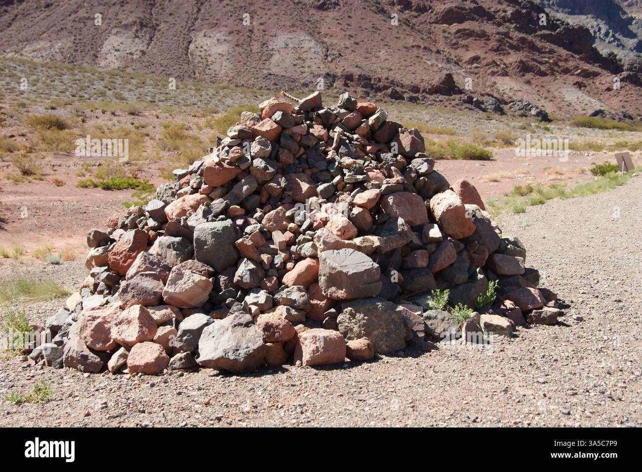 Ein "Pacheta", ein Steinopfer an Pachamama, die Erdenmutter, in der Tradition der Anden. Ein Symbol der Dankbarkeit und des Respekts für das Land Stockfoto