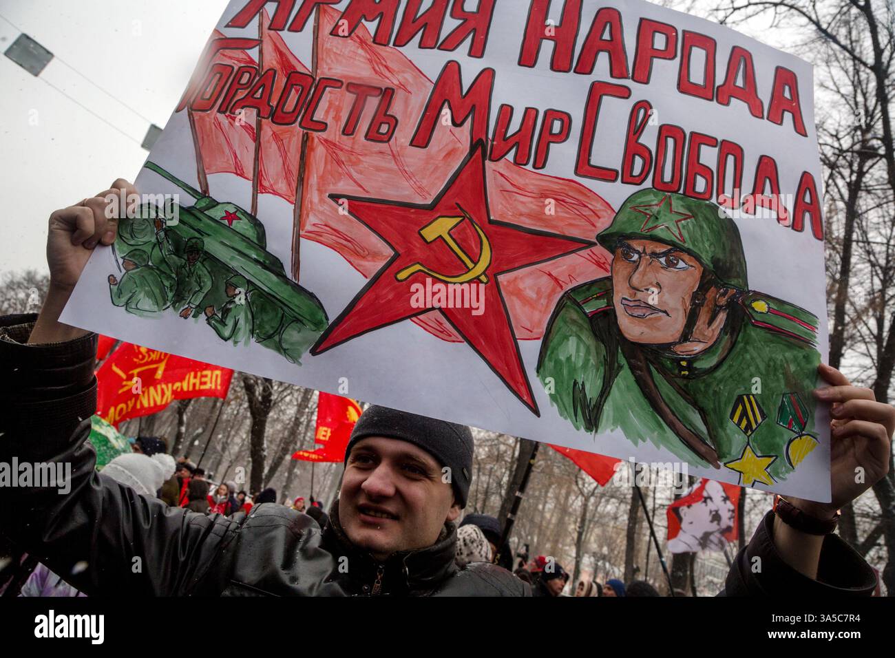 Moskau, Russland. Februar 2017. Ein Unterstützer der Kommunistischen Partei Russlands nimmt an einem marsch zum 99. Jahrestag der Errichtung der sowjetischen Armee und Marine am Tag des Verteidigers des Vaterlandes in ZentralMoskau Teil Stockfoto