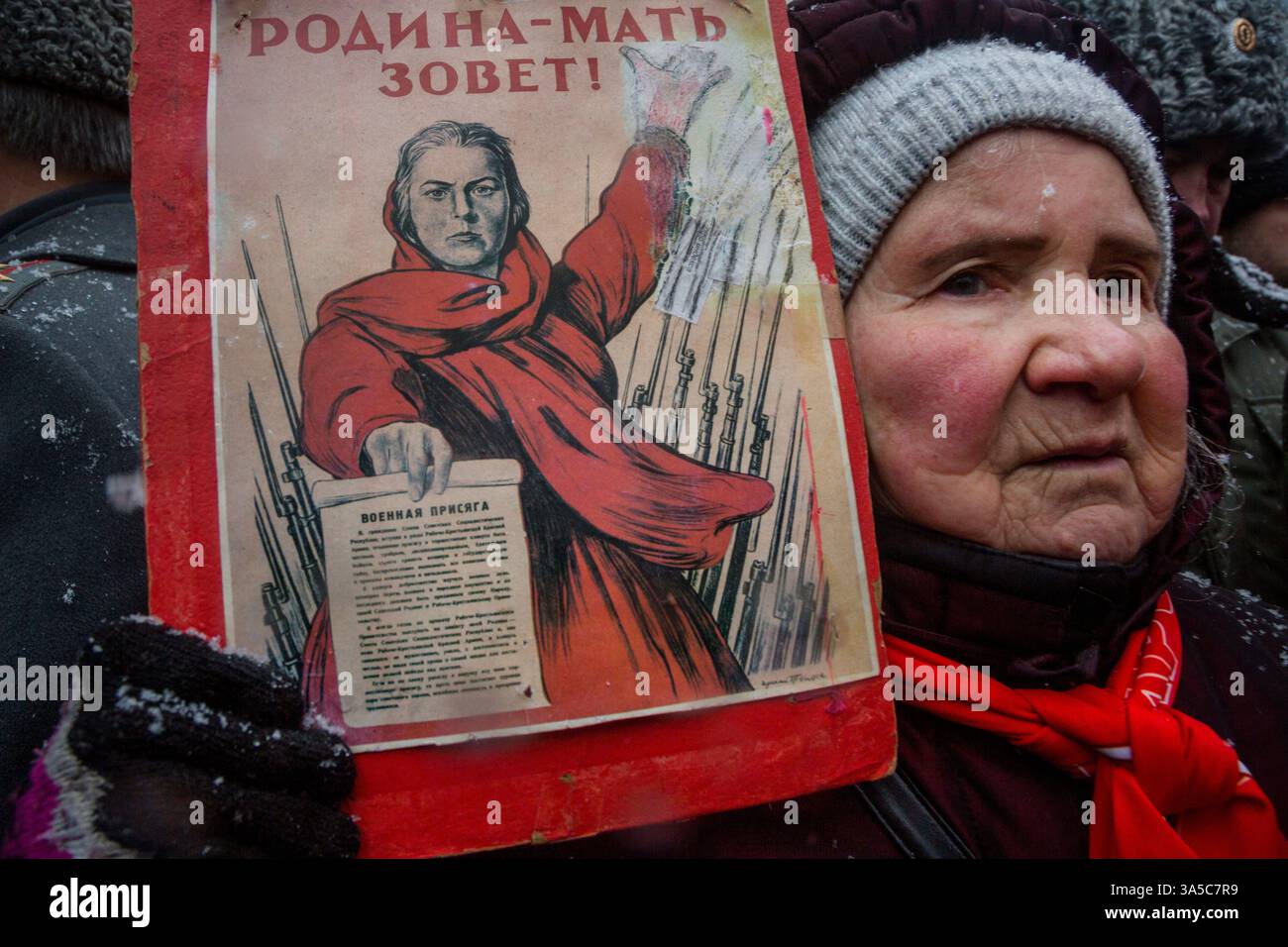 Moskau, Russland. Februar 2017. Ein Unterstützer der Kommunistischen Partei Russlands nimmt an einem marsch zum 99. Jahrestag der Errichtung der sowjetischen Armee und Marine am Tag des Verteidigers des Vaterlandes in ZentralMoskau Teil Stockfoto