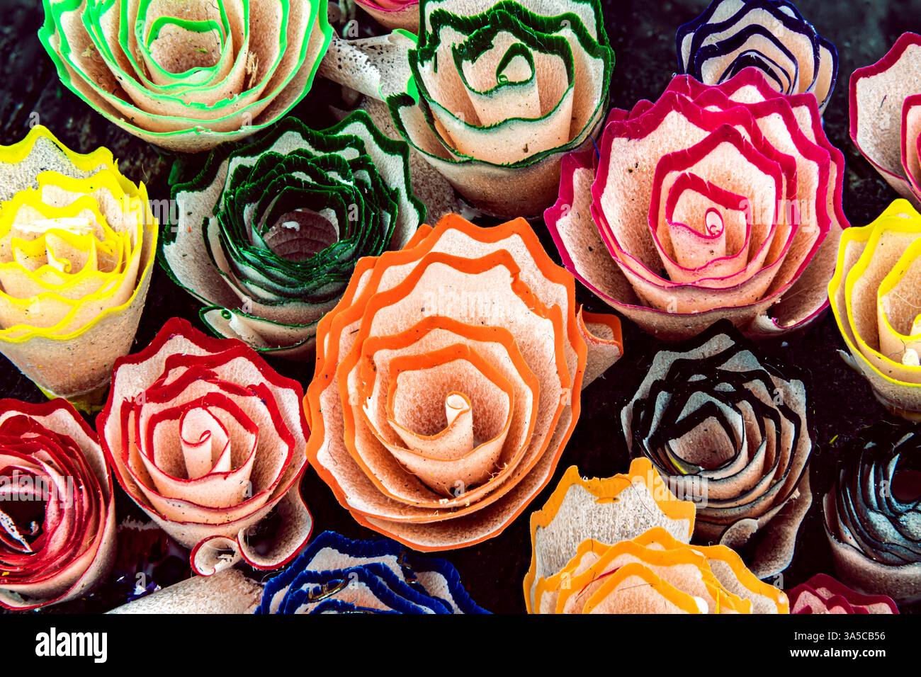 Bunte Bleistiftspäne In Form Von Rosen. Lebendige Bleistiftspäne in Blumenmuster Stockfoto