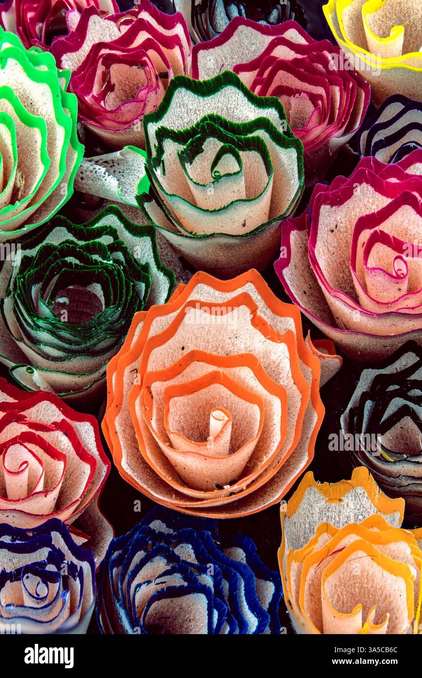 Makroaufnahme von bunten Bleistiftspänen, die Rosen ähneln. Bunte Bleistiftspäne In Form Von Rosen Stockfoto