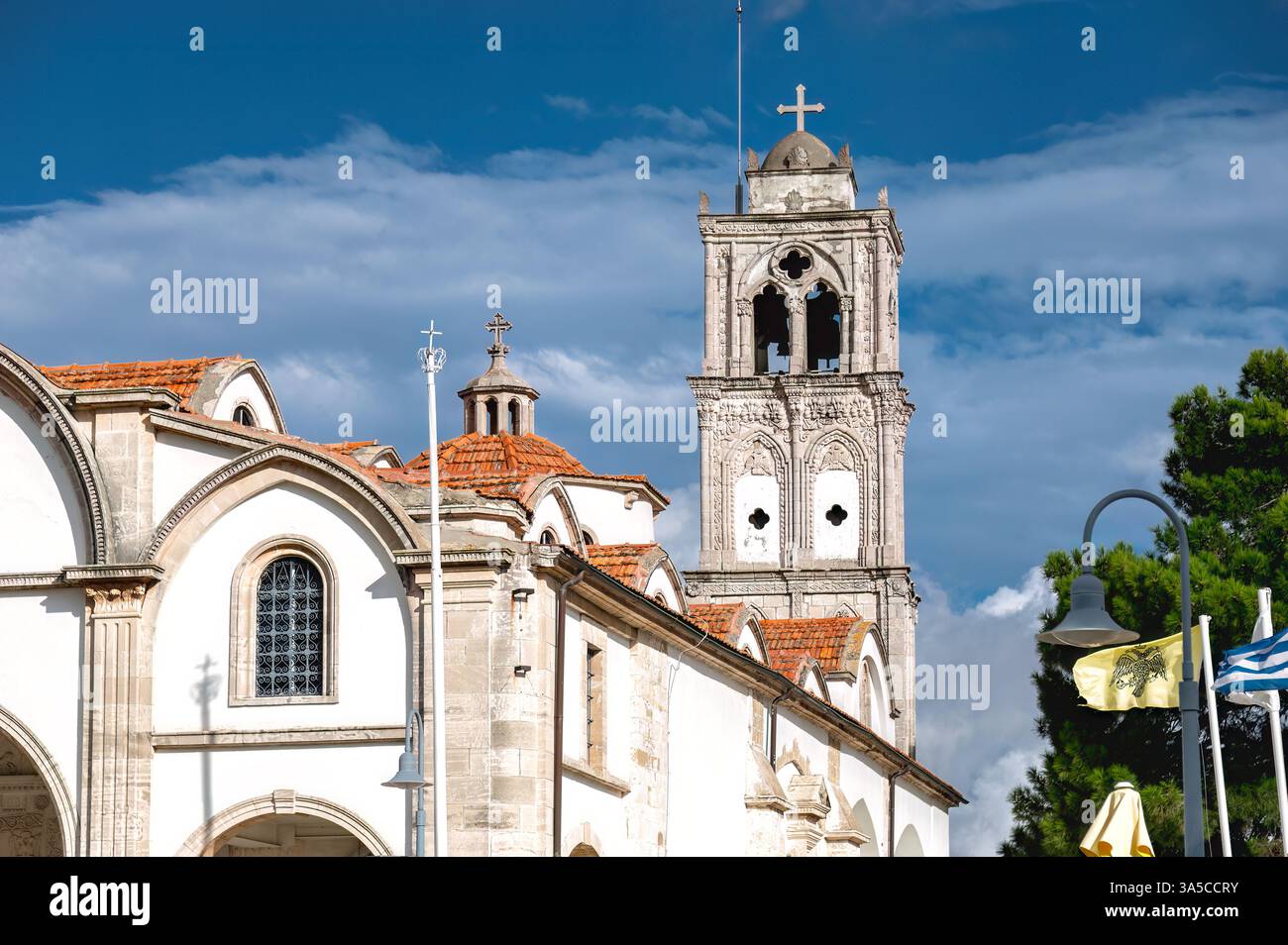 Weiß getünchte Kirche des Heiligen Kreuzes mit ihrem venezianisch beeinflussten Glockenturm, hoch vor einem blauen Himmel im Dorf Pano Lefkara auf Zypern. Larnaka Stockfoto