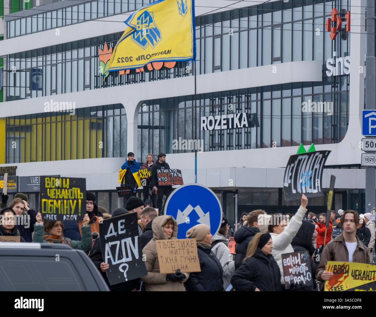 KIEW, UKRAINE - 2. März 2025: Aktivisten und Familien ukrainischer Kriegsgefangener versammeln sich mit Spruchbändern und fordern die Rückkehr der von Russland festgehaltenen Soldaten zur Unterstützung der asowschen Verteidiger. Stockfoto