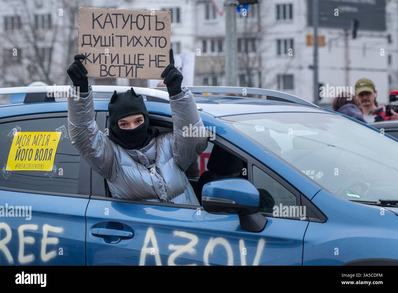 KIEW, UKRAINE - 2. März 2025: Aktivisten und Familien ukrainischer Kriegsgefangener halten während einer friedlichen Kundgebung Banner, um die Rückgabe der seit 2022 von Russland gefangenen Soldaten zu fordern. Stockfoto