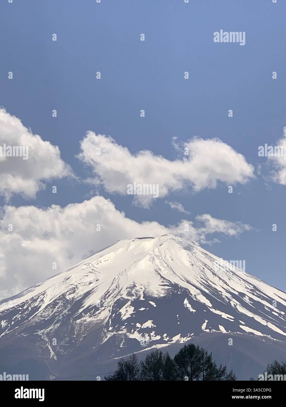 Mount Fuji-Eruptionen brechen Vulkane aus urbane Gebiete spucken Asche aus, was die bisherigen Bedenken über die globale Aktivität zu erhöhen Touristen Tour hoch bevorstehend - Smartphone-aufgenommenes Stockfoto