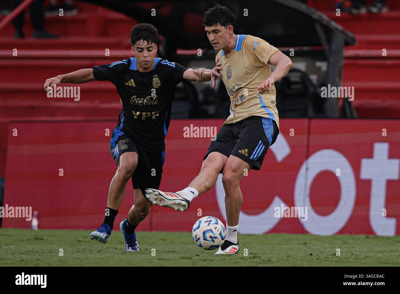 Buenos Aires, Argentinien – 22. März 2025: Die argentinische Fußballnationalmannschaft hält zusammen mit der U-20-Mannschaft ein offenes Training im Estadio Tomás Adolfo Ducó ab, um Gelder für Bahía Blanca zu sammeln, die am 7. März verheerende Überschwemmungen erlitt und 16 Tote forderte und massive Zerstörungen verursachte. Ziel der Initiative ist es, den betroffenen Familien finanzielle Hilfe und Hilfe zu gewähren. (Quelle: UNAR-AGENTUR) Stockfoto