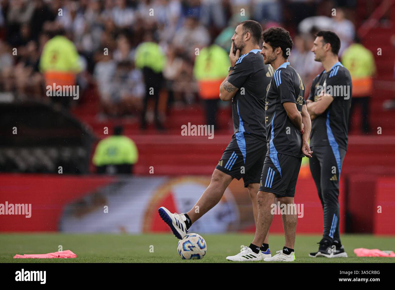 Buenos Aires, Argentinien – 22. März 2025: Die argentinische Fußballnationalmannschaft hält zusammen mit der U-20-Mannschaft ein offenes Training im Estadio Tomás Adolfo Ducó ab, um Gelder für Bahía Blanca zu sammeln, die am 7. März verheerende Überschwemmungen erlitt und 16 Tote forderte und massive Zerstörungen verursachte. Ziel der Initiative ist es, den betroffenen Familien finanzielle Hilfe und Hilfe zu gewähren. (Quelle: UNAR-AGENTUR) Stockfoto