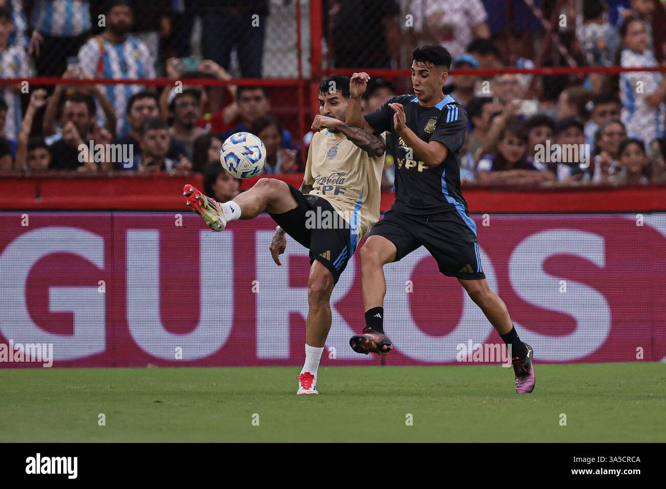 Buenos Aires, Argentinien – 22. März 2025: Die argentinische Fußballnationalmannschaft hält zusammen mit der U-20-Mannschaft ein offenes Training im Estadio Tomás Adolfo Ducó ab, um Gelder für Bahía Blanca zu sammeln, die am 7. März verheerende Überschwemmungen erlitt und 16 Tote forderte und massive Zerstörungen verursachte. Ziel der Initiative ist es, den betroffenen Familien finanzielle Hilfe und Hilfe zu gewähren. (Quelle: UNAR-AGENTUR) Stockfoto