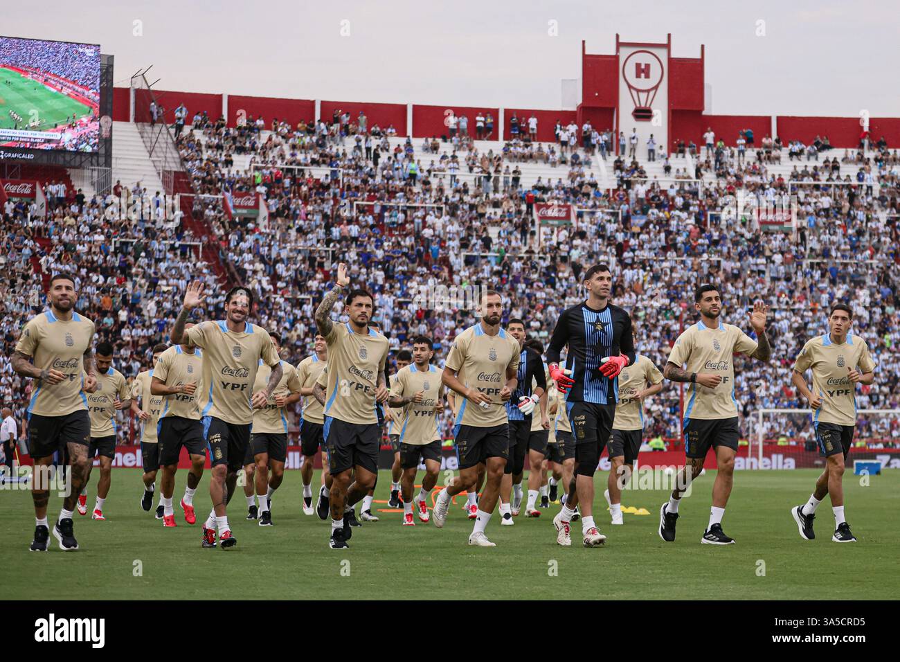 Buenos Aires, Argentinien – 22. März 2025: Die argentinische Fußballnationalmannschaft hält zusammen mit der U-20-Mannschaft ein offenes Training im Estadio Tomás Adolfo Ducó ab, um Gelder für Bahía Blanca zu sammeln, die am 7. März verheerende Überschwemmungen erlitt und 16 Tote forderte und massive Zerstörungen verursachte. Ziel der Initiative ist es, den betroffenen Familien finanzielle Hilfe und Hilfe zu gewähren. (Quelle: UNAR-AGENTUR) Stockfoto