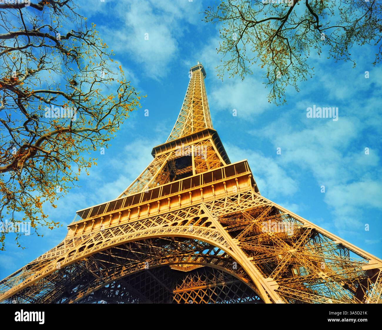 Der Eiffelturm, Paris, Frankreich, von unten gesehen Stockfoto