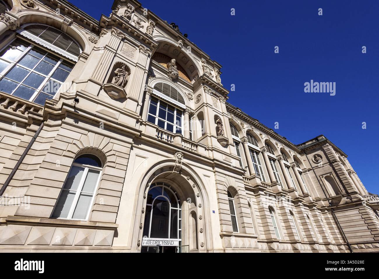 Friedrichsbad in Baden-Baden. Das klassische Badehaus in einem prächtigen Gebäude aus dem 19. Jahrhundert ist eines der Wahrzeichen der Kurstadt. Als einer der wichtigsten Stockfoto