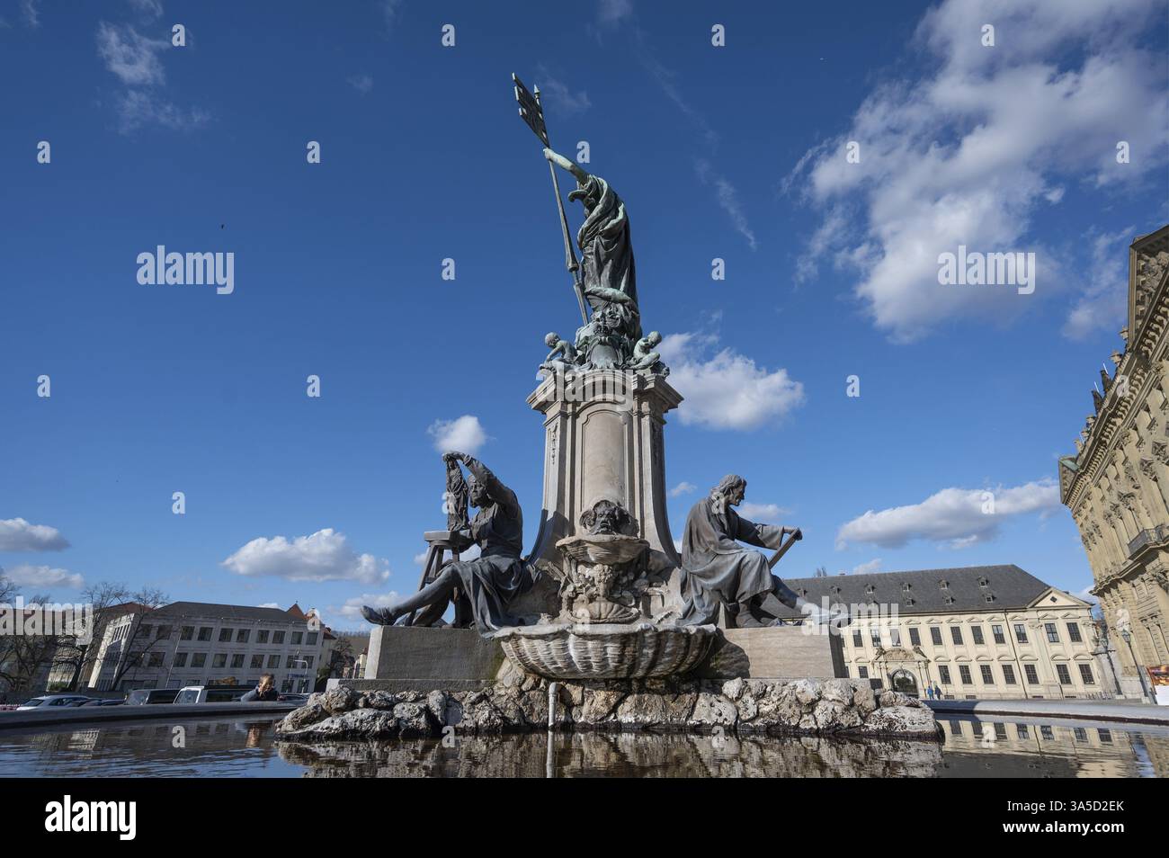 Frankoniabrunnen, neobarocken, 1894 geschaffen, befinden sich Brunnenfiguren und Figur der Franken mit Sturmfahne, fränkische Rennfahne in der Hand Stockfoto