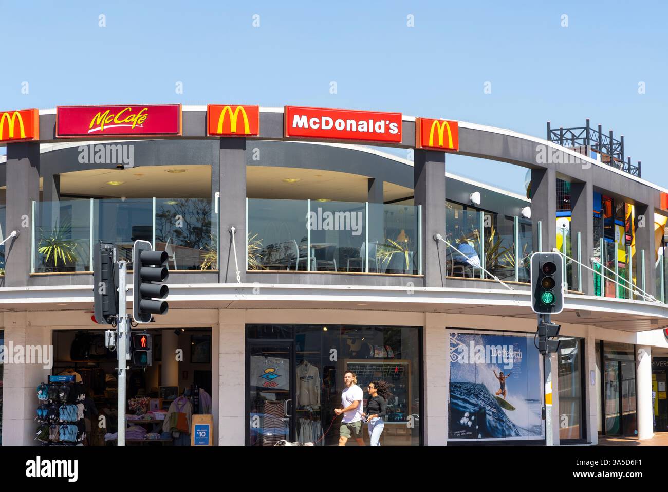 McDonald's Restaurant und Café außen im Stadtzentrum von Merimbula, Südküste von New South Wales, Australien Stockfoto