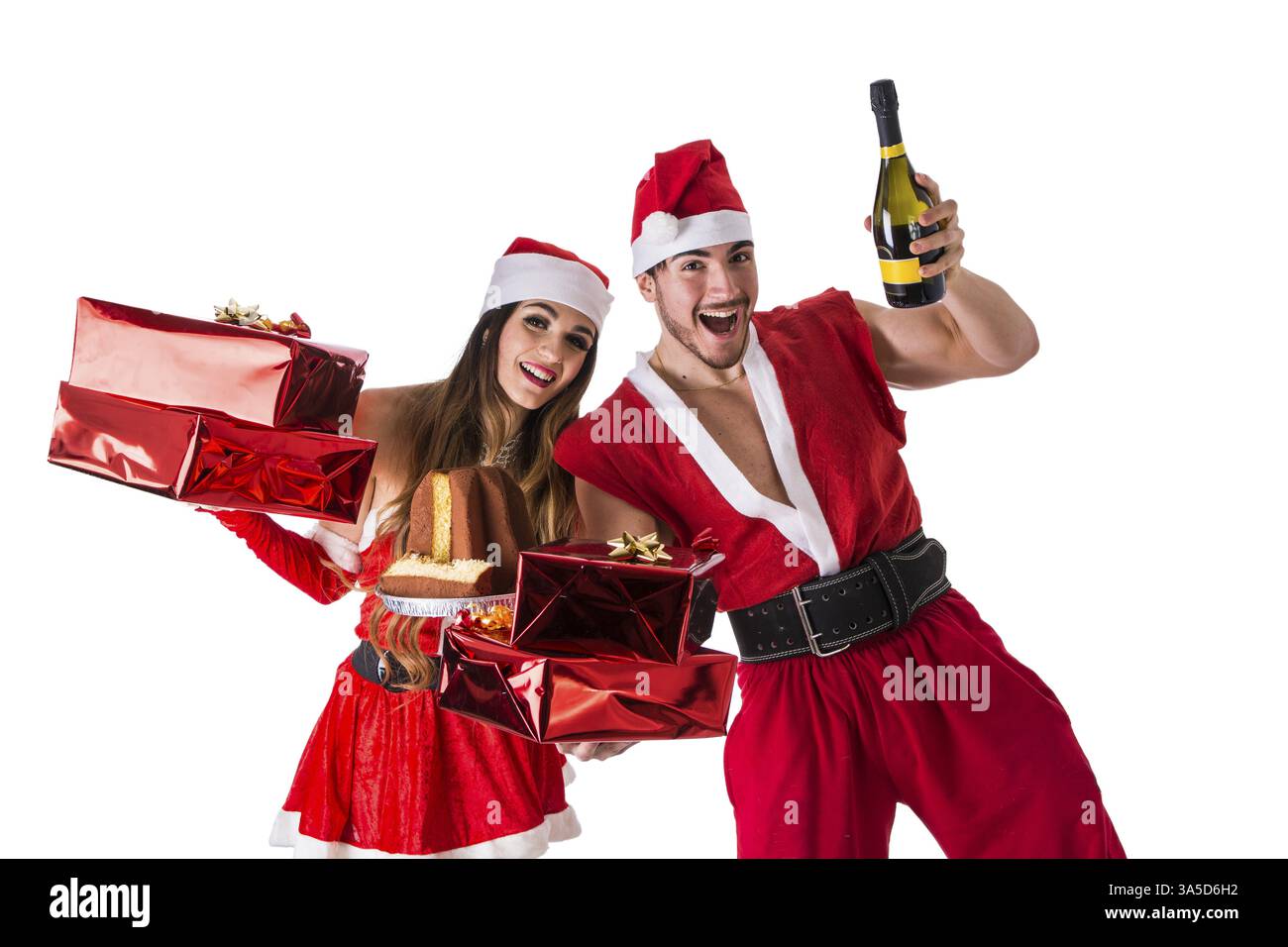 Hübscher junger Mann und die hübsche junge Frau in Santa Claus hat ständigen Holding bunte festliche Weihnachten Geschenke die Jahreszeit zu feiern, auf weissem Hinterg Stockfoto