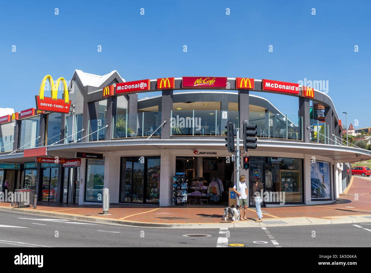 McDonald's Restaurant und Café außen im Stadtzentrum von Merimbula, Südküste von New South Wales, Australien Stockfoto