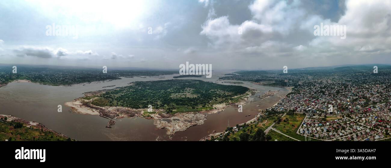 Aus der Vogelperspektive des Kongo-Flusses, der Brazzaville, der Hauptstadt der Republik Kongo, und Kinshasa, der Hauptstadt der Demokratischen Republik C, trennt Stockfoto
