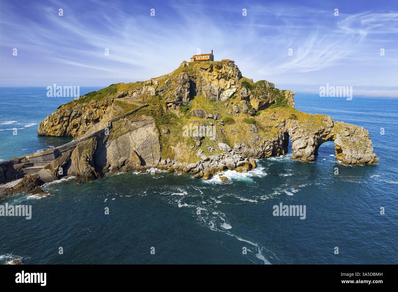 Die Insel Gastelugache ist mit dem Festland durch eine Brücke und eine Wendeltreppe verbunden. Die Bucht von Biskaya, Baskenland. Zauberhafte, einzigartige Landschaft. Ph Stockfoto